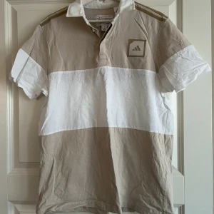 Adidas piké - Snygg beige pike av adidas, panel sydd.  