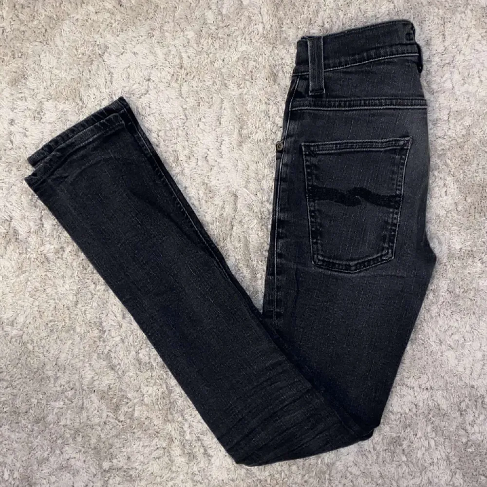 Feta nudie jeans! 9/10 skick knappt använda inga defekter. Storlek 28/32 passar från längd 168-175, Skriv vid minsta lilla fråga.. Jeans & Byxor.