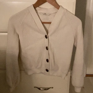 En fin vit kofta helt fläckfri kan användas till mycket ❤️ - Storlek 146/152 märke: H&M