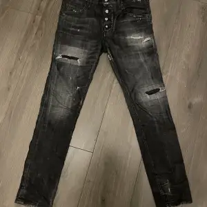 Säljer dessa dsquared2 jeans i storleken 42. jeansen sitter slim. Hör av er vid frågor samt funderingar ☺️