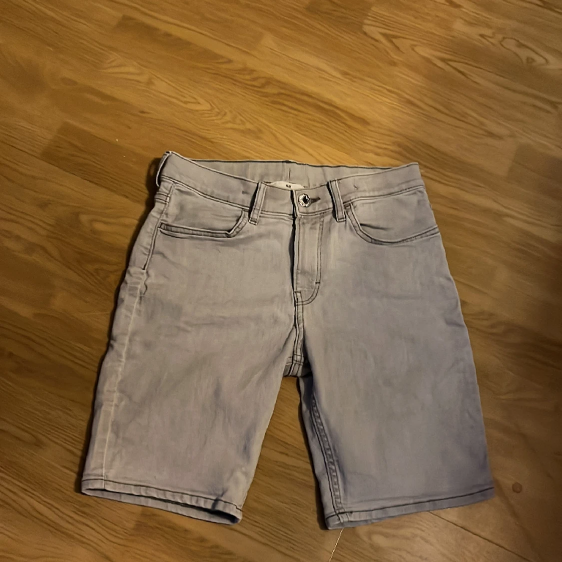 Ljusgråa jeansshorts - 90