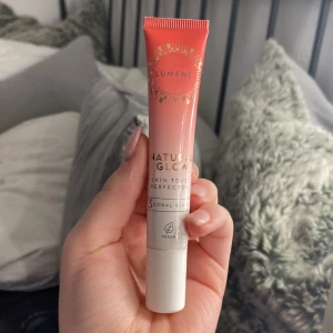 Lumene blush - Säljer denna lumene blush då den inte funkar för mig💓 färgen 3 coral blush, så sjukt fin färg!! Använd endast 2 gånger och använde väldigt lite💓