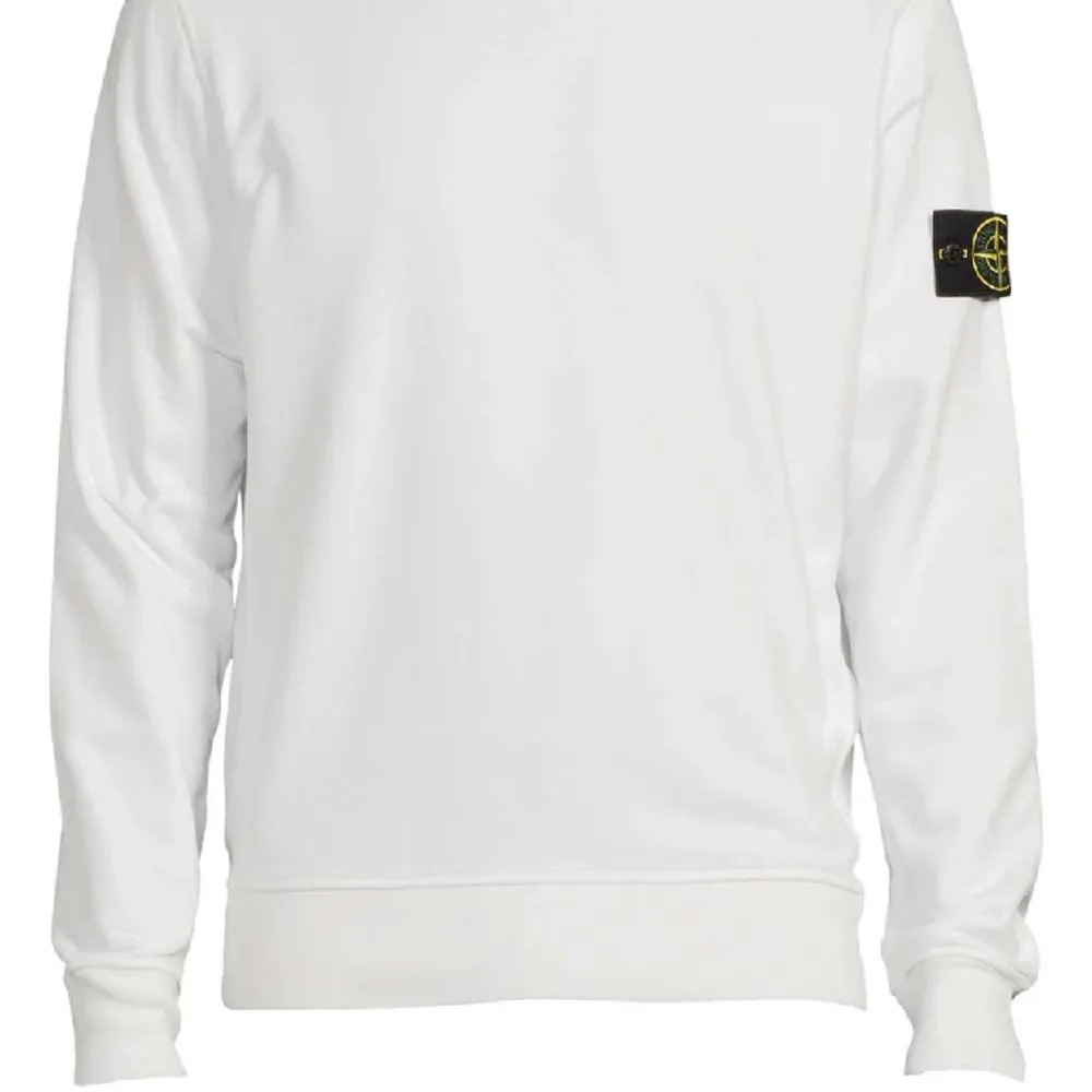 Säljer denna stone island sweatshirt. Köpt för 3099kr och säljer för 1800kr, i mycket fint skick💕 självklart äkta . Tröjor & Koftor.