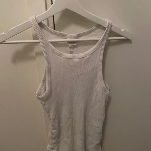 Ribbat vitt linne - Bra skick, används inte längre🩷