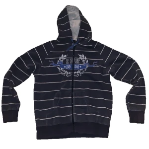 Drainer zip up - En fet drainer zipup som egentligen är från IFK. Den används ej så därför säljer jag den. 8/10 cond. Kom dm för mer frågor o bilder. Den är typ grå blå ish aktig 