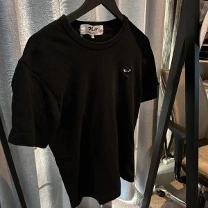 Comme Des Garcons T-shirt. - Kvalite: 9av10 Ny pris: 899 sek. Mitt pris: 300 sek.