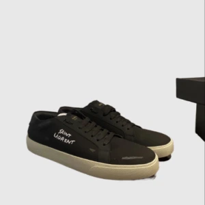 Saint Laurent skor - Säljer nu dessa Saint Laurent skor! Storlek 45 men passar 44/45! Skick 10/10! Har bara lådan & Dustbag därav priset! Har du några funderingar eller frågor kom privat! Mvh Viggo! 