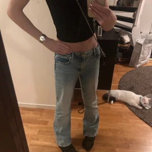 Lågmidjade jeans  - Säljer mina jättefina jeans från Gina✨💖Jag är 1,63 och sitter jättebra på mig i längden. Går att ändra i midjan på insidan av jeansen. Fråga på om ni vill ha mått! Pris går att diskutera vid snabb affär! 💖