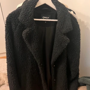 Jacka - Söt lång Teddy jacka! Skicket ser man på bilden💖 storlek s