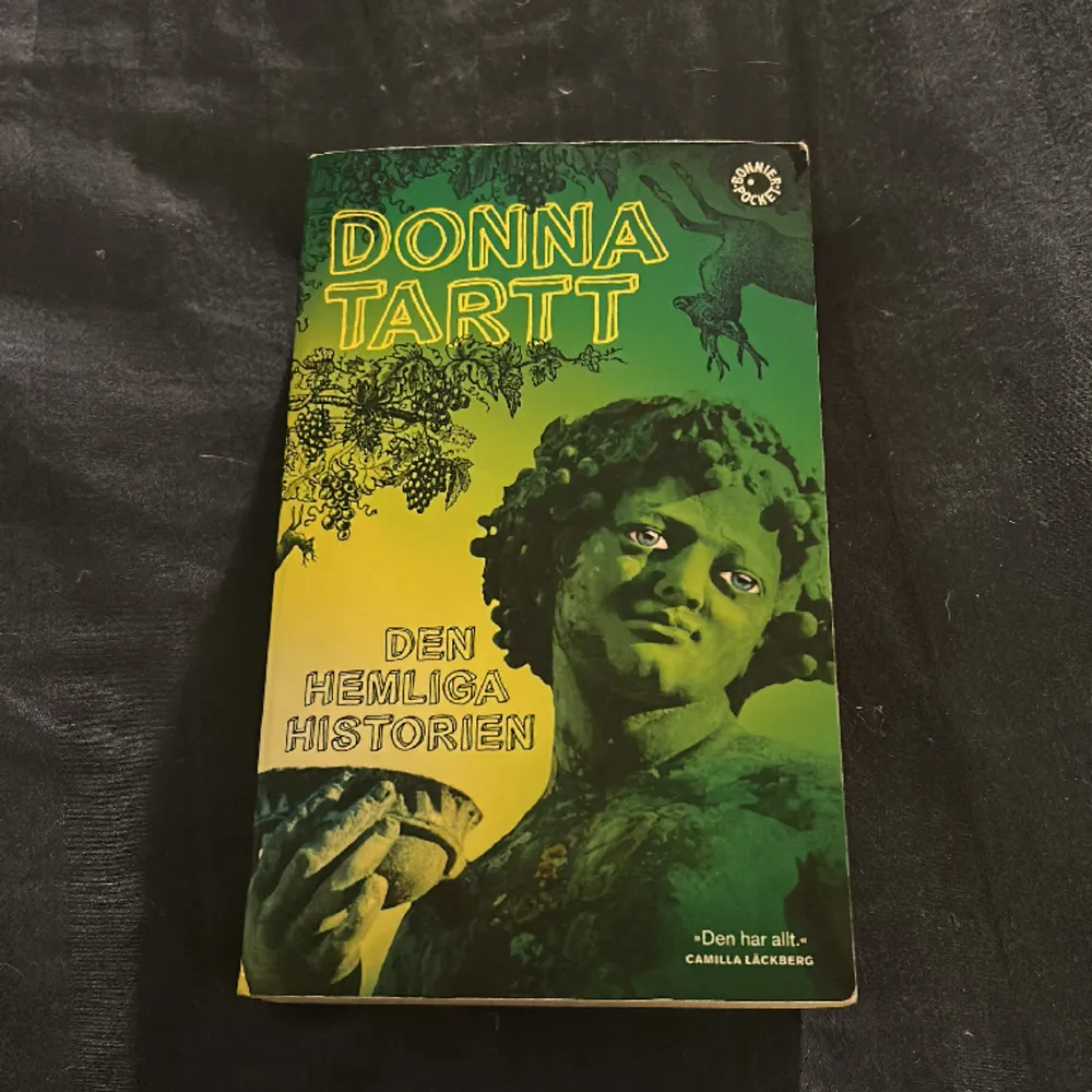 The secret history eller den hemliga historien av Donna tart på svenska. En klassiker i bra skick, ryggen är böjd men inte mycket . Övrigt.