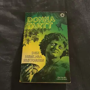 The secret history eller den hemliga historien av Donna tart på svenska. En klassiker i bra skick, ryggen är böjd men inte mycket 