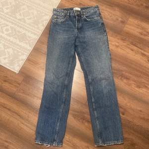 Straight jeans från zara endast använda 2 gånger. 