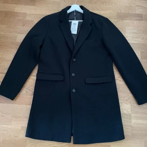 Herrrock i stl L - Herrrock, storlek Large, helt ny med prislappen kvar. Elegant och oanvänd. Perfekt för olika tillfällen.