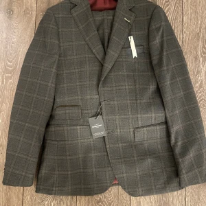 Ny Dressmannkostym slim stl 50 - Aldrig använd. Säljes pga fel stl. Kavaj 50R slim Byxor 32/32 Nypris 2000kr Säljes 800kr eller högstbjudande 