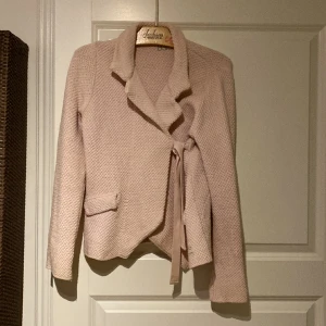 Rosa Odd molly kofta stl 2 - Rosa oddmolly kofta stl 2 . Svårt att få en bra bild på färgen men koftan är ljusrosa . Bra skick. Lite tjockare material  