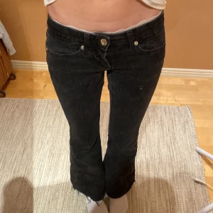 Superfina utsvängda lågmidjade jeans! - Säljer mina favorit byxor för de tyvärr har blivit för korta för mig 💕 nypris 429 kr. De är uppsprättade längst ner.