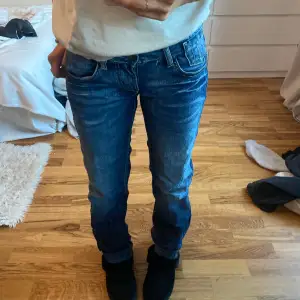 intressekoll på mina lågmidjade jeans från fornania, osäker på ifall jag vill sälja men vioo se vad jag kan få för de💗 storlek 27 och passar nån som har 34-38 !!kom med prosförslag!!