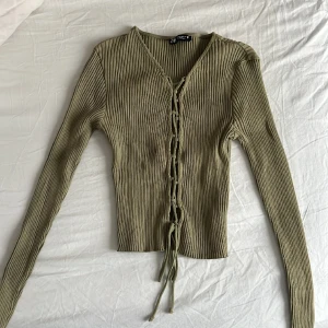 Stickad olivgrön topp - Säljer denna fina Zara topp då den inte används. Bra skick! Jag är S/M och 174 cm. Så fin färg 🫒😍