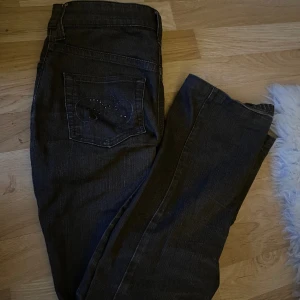 Assnygga bootcut jeans  - Bruna jeans med pärlor på fickorna, supersnygga, tyvärr för stora för mig:( hör av er för fler frågor!