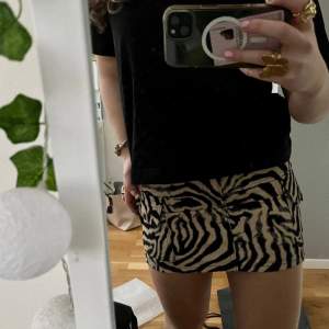 Super cool kjol i jeans tyg och tiger mönster 🐅🐅🐅 säljer pga blivit för liten tyvärr 