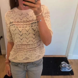 Zara topp - Säljer min fina zara topp, som är stickad med hål, superfin men kommer tyvärr inte till användning!! Köptes för kanske 400🩷 skriv för fler bilder Den är i nyskick utan defekter