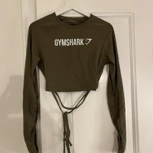 Crop top Gymshark  - Jättefin crop top från Gymshark. Storlek M, men är mer som en stor S. Har bara legat i lådan.