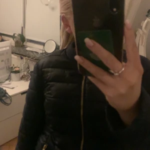 Marinblå jagka - Supersöt marinblåa jacka; perfekt till våren 💓💓