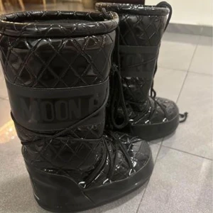 Svarta blanka Moon boots.   - Svarta blanka Moon boots.  Stl. 38-41 