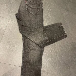 Levis 501 - Svarta Levis 501 Skick: begagnad/nyskick