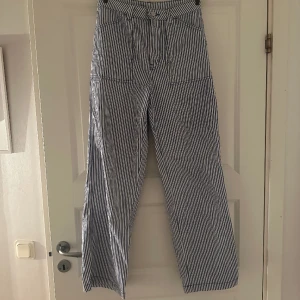 Randiga cargo-jeans - Ett par randiga jeans i strl 36 från H&M, endast testade. 🩵