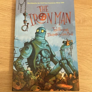 ”The iron man” barnbok på engelska - Lättläst barnbok på engelska med vackra illustrationer som passar för åldrarna 9-12 år. Fungerar även utmärkt för äldre i syfte att lära sig engelska. Boken är helt ny, fläckfri. 128 sidor.  Skriven av Ted Hughes