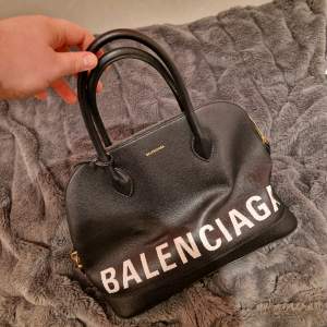 En ny balenciaga väska nästan oanvänd, priset på en helt ny väska är 20 000kr, jag vill sälja det för 10 000kr priset kan förhandlas.