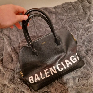 BALENCIAGA väska - En ny balenciaga väska nästan oanvänd, priset på en helt ny väska är 20 000kr, jag vill sälja det för 10 000kr priset kan förhandlas.