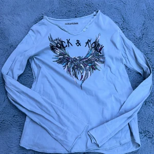 Zadig tröja  - En jätte fin tröja från Zadig som tyvärr blivit för liten. Tröjan har en smink fläck som jag har tagit kort på på fram sidan och baksidan högst upp på tröjan. se bilden där av priset. köp från nk för ett tag sen