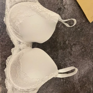 Bh  - Vit bh med spets. Liten i storlek. Det är 95D men skulle mer säga 85D/90D. Använd enstaka gång så som ny. Köpt för 250kr