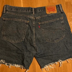 Mörk blåa levis shorts - Säljer dessa mörk blåa levis shorts! Aldrig använt dem så helt nya  Det är 46 cm på längden alltså rakt runt midjan 