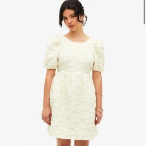 Vit klänning - Super fin klänning med öppen rygg! Aldirg använd och lappen är kvar🫶🏼