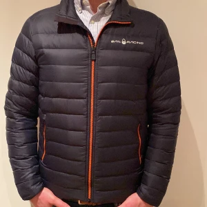 Dunjacka Sail Racing - Dunjacka från Sail Racing | Storlek: M - Skicket på jackan är väldigt bra utan defekter - Mitt pris: 399kr - Nypris: 2,600kr - Modellen är 182cm och väger 83kg.