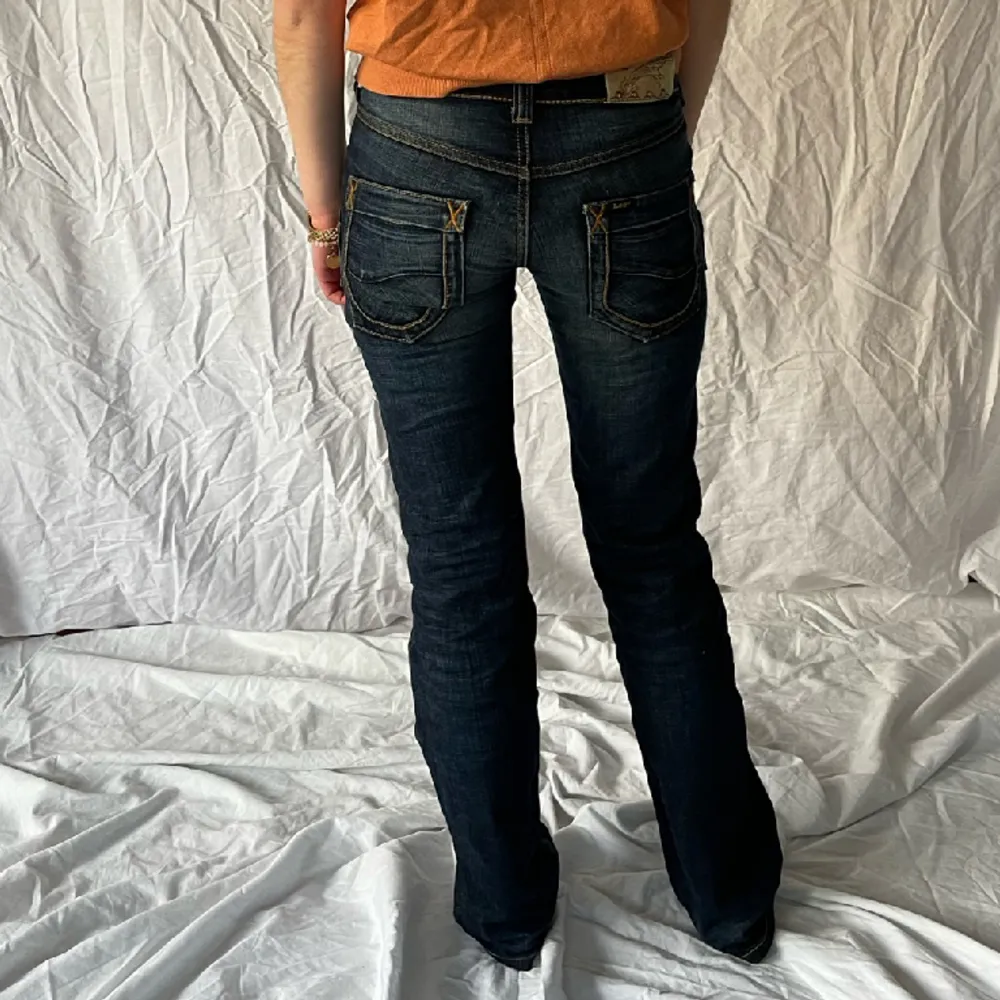 Lågmidjade vintagejeans från Lee 💙 Mindre slitningar förekommer på innerbenet och etiketten på baksidan. Innerbenslängd 81 cm Midjemått 33 cm. Jeans & Byxor.