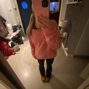 Vero Moda stickad tröja - En superfin rosa stickad vero Moda tröja som tyvärr är lite för stor för mig som då inte kommer till andvänding, orginal pris 249kr har andvänts ca 2-3 gånger endast så är i fint skick😍