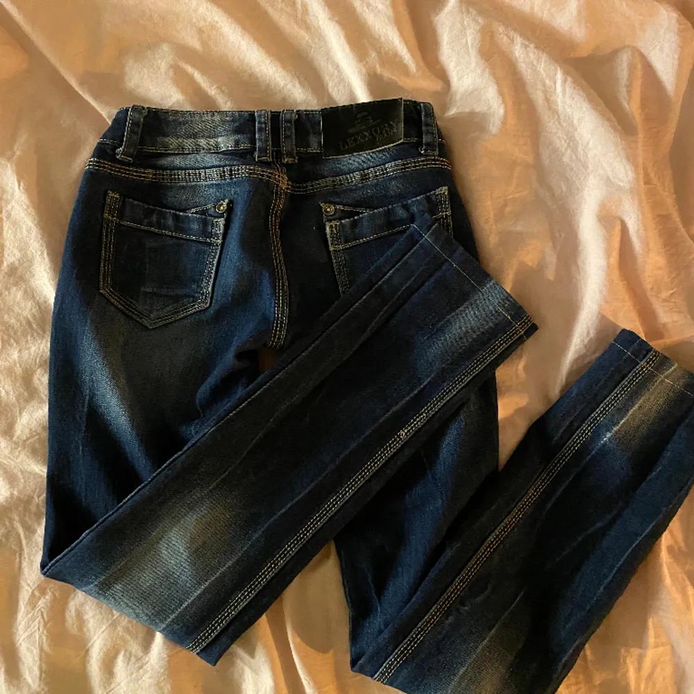 Så snygga lågmidjade och moderna jeans med coola och unika detaljer, snygg färg, passar dock tyvärr inte mig:( storleken står ej men skulle säga xxs. Jeans & Byxor.