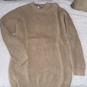  Stickad tröja  - Beige stickad tröja 