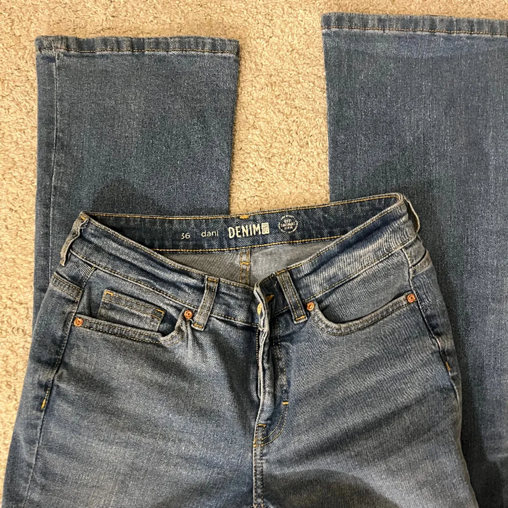 Säljer dessa jeansen från kappahl! Det är i superbra skick🩷. Jeans & Byxor.
