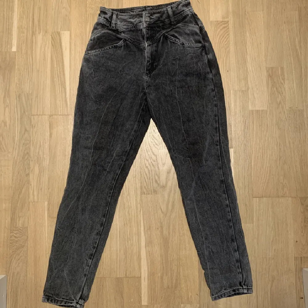 Jättesnygga grå jeans med snygg detalj o passform. Behöver dock rensa garderob🥲. Jeans & Byxor.