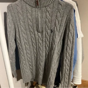 Ralph Lauren half zip cable knitt - En riktig fet half zip cable knitt från Ralph Lauren perfekt nu inför våren! Pris kan diskuteras vid snabb affär!