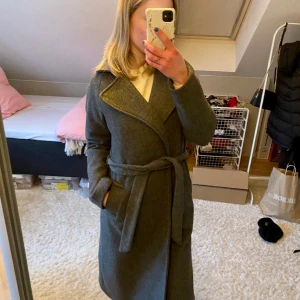 Varm kappa bikbok - Köpt förra hösten. Varm & lång. Inga defekter!!!