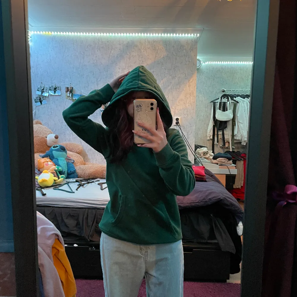 Enkel grön hoodie med luva och ett litet tryck över vänster bröst💕använd fåtal gånger  Tvätt: 40 grader  Material: 84% bomull 16% polyester . Hoodies.