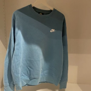 Nike sweatshirt  - Storlek M. Okej skick (bild 3) - därav billigt pris.