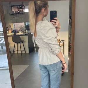 Zara blus  - Jättefin blus med öppen rygg som är helt oanvänd med prislappen kvar!!! Köpte den den för 350 kr och säljer den för 250 kr🩷