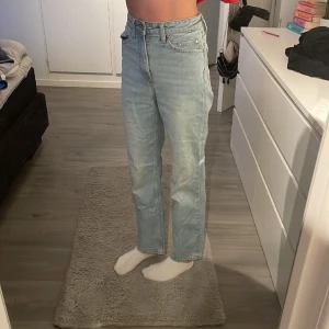 Ljusblåa jeans - Nästan aldrig använda, inga defekter. Säljer då dem är för små. Högmidjade o perfekt i längd. 